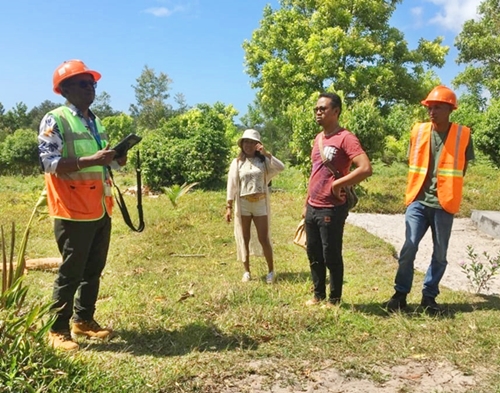 Equipe en train d'évaluer le travail à faire