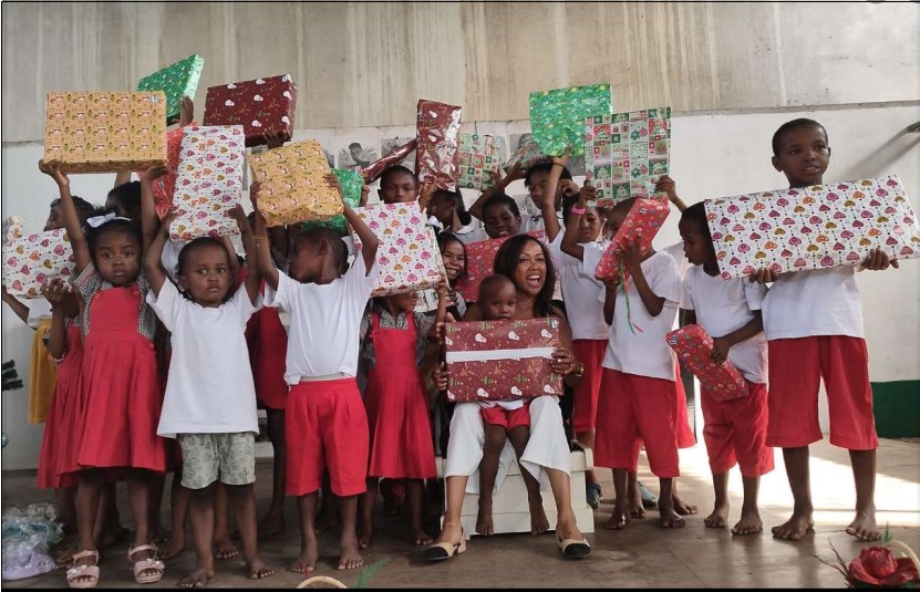 Photo des enfants ayant reçu les cadeaux de noel